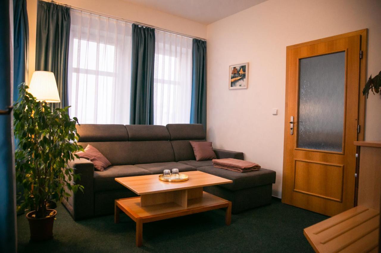 Penzion Hotelu Central Двур-Кралове-над-Лабем Екстер'єр фото