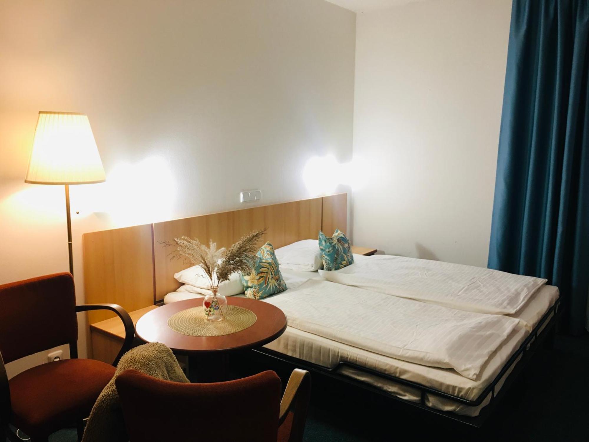 Penzion Hotelu Central Двур-Кралове-над-Лабем Екстер'єр фото