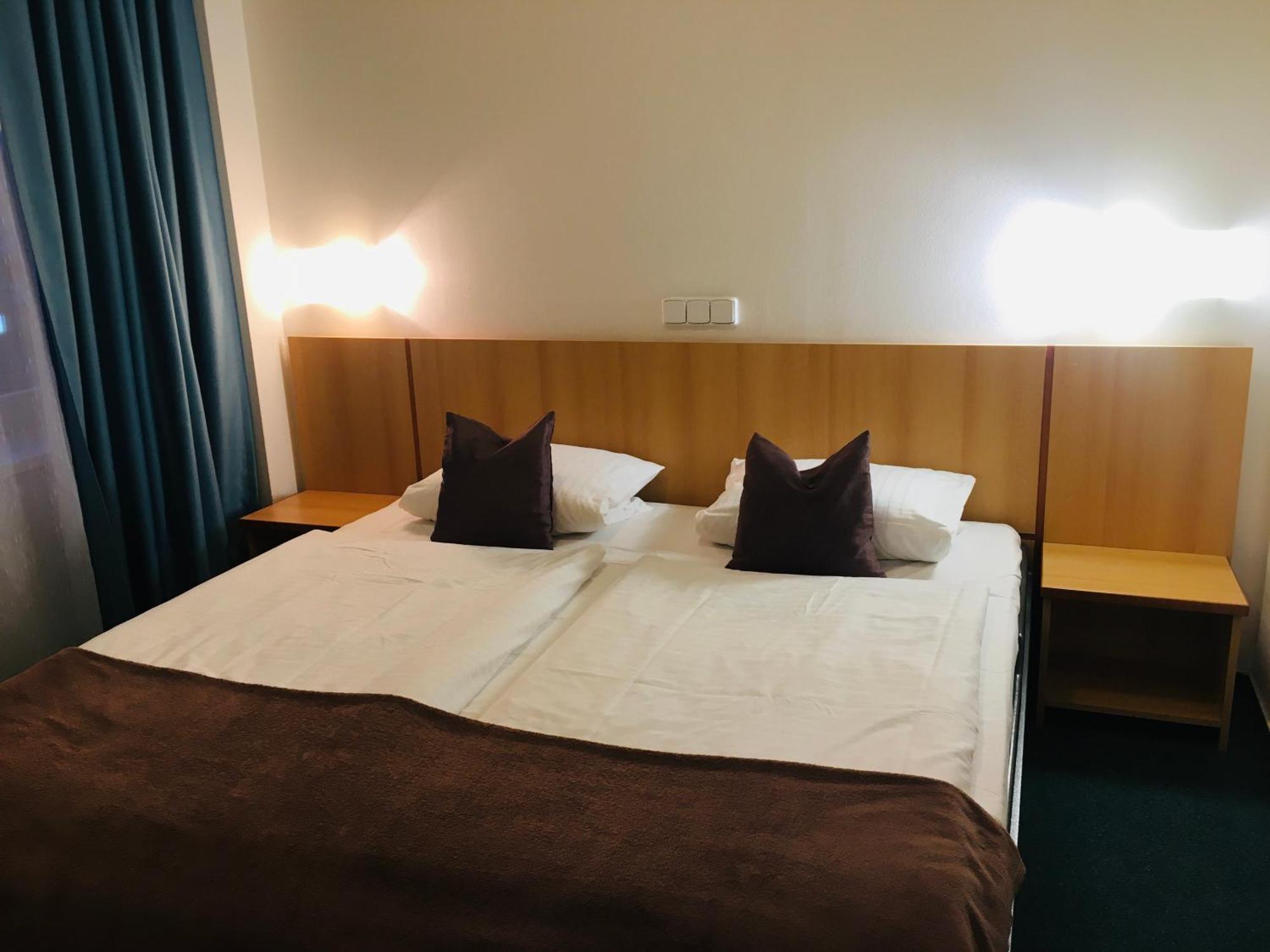 Penzion Hotelu Central Двур-Кралове-над-Лабем Екстер'єр фото