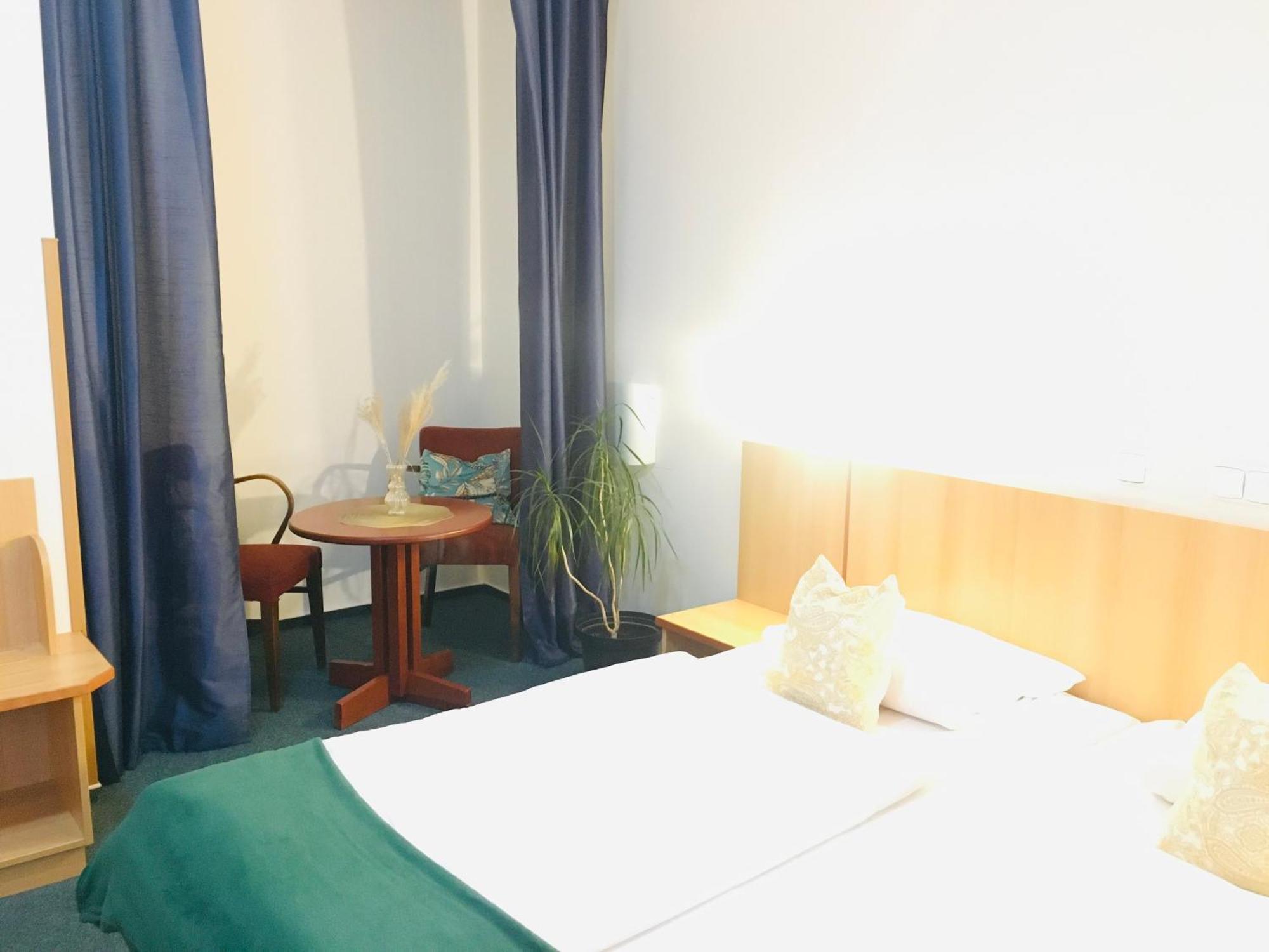 Penzion Hotelu Central Двур-Кралове-над-Лабем Екстер'єр фото
